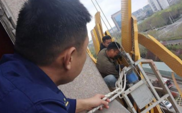 為建筑更換宣傳牌時(shí)請戴好防墜安全器