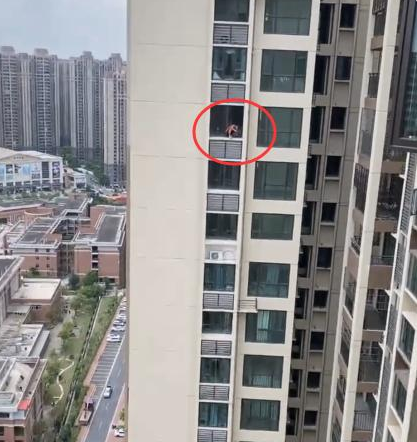 驚！一男子百米高空作業(yè)不做任何防護(hù)措施